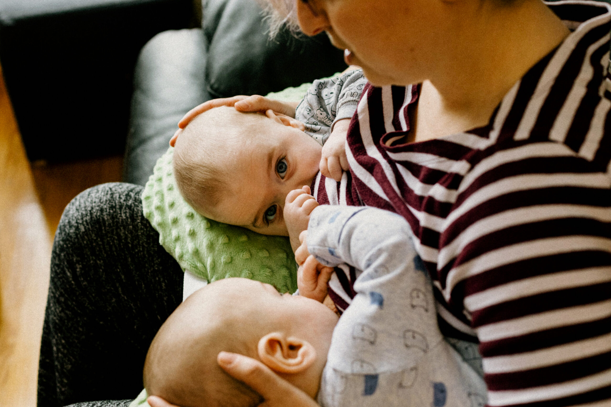 What To Expect When Breastfeeding Twins The Lactation Network 